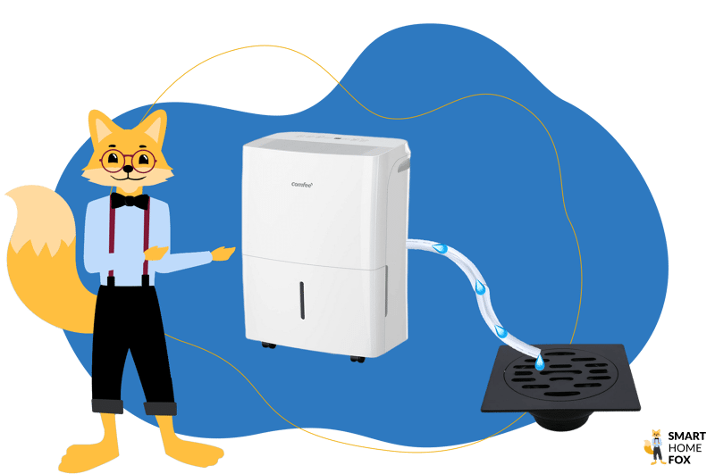 Der Smart Home Fox Experte zeigt wie ein Schlauch am Comfee MDDF20DEN7-WF Luftentfeuchter angebracht ist und das Wasser automatisch in einen Abfluss fließt.